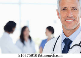 sorrindo, doutor, com, seu, médico, internos, atrás de, ele