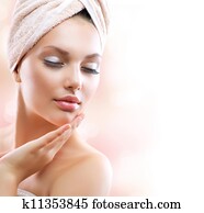 spa, Girl., bonito, mulher jovem, após, banho, tocar, dela, rosto