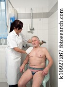 sênior, é, banhado, por, enfermeiras