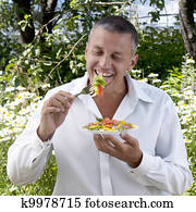 The man the vegetarian eats salad The man the vegetarian eats salad
