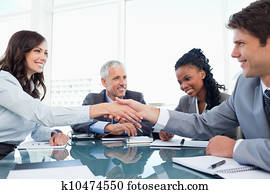 ung, affärskvinna, och, a, co-worker, hand skälv, under, a, möte