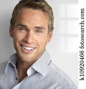 uśmiechnięty szczęśliwy, facet