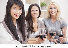 zwischenrassisch, gesellschaft, drei frauen, freunde, trinken wein