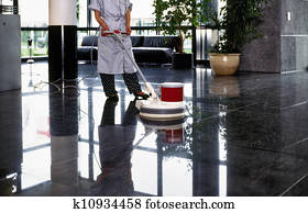 מבוגר, יותר נקי, עוזרת בית, אישה, עם, מדים, לנקות, פרוזדור, עובר, רצפה