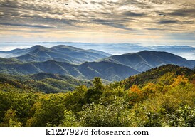 blue ridge parkway, nationalpark, sonnenaufgang, landschaftlich, bergwelt, herbstlandschaft, bei, asheville, nc, in, westliche, nord-carolina blue ridge parkway, nationalpark, sonnenaufgang, landschaftlich, bergwelt, herbstlandschaft, bei, asheville, nc, in, westliche, nord-carolina