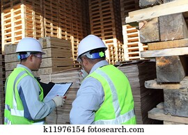 dos, trabajadores, hablar, al lado de, en, amontonar, paleta