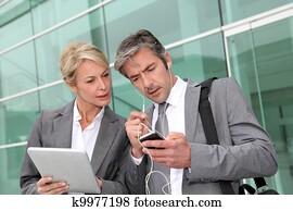 equipe affaires, réunion, dehors, à, tablette