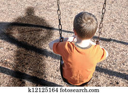 espantado, niño, en, swingset, con, peleón, defensa