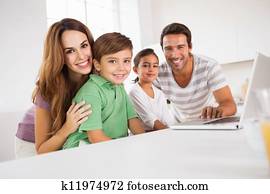 família feliz, olhando câmera, com, um, laptop