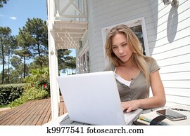 frau, arbeiten hause, auf, laptop-computer