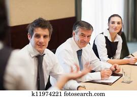 glücklich, geschäftsmenschen, zuhören, to, darstellung