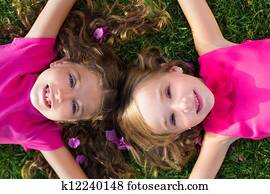 niños, amigo, niñas, acostado, en, jardín, pasto o césped, sonriente