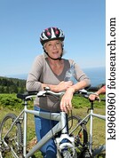 porträt, von, glücklich, ältere frau, auf, mountain-bike