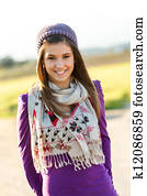 retrato, de, cute, menina adolescente, com, echarpe, e, beanie.