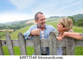 senior couple, chudy on, plot, do, krajina