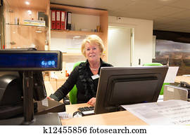 sênior, voluntário, femininas, caixa, em, museu