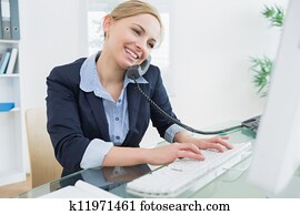 weibliche exekutive, gebrauchend, landline telefon, und, edv, schreibtisch