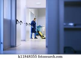 אישה, working,, מקצועי, עוזרת בית, לנקות, ו, להתרחץ, רצפה, עם, מכונות, ב, בנין תעשיתי