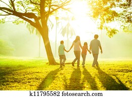 בחוץ, משפחה