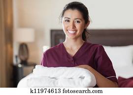 שמח, עוזרת בית, עם, מגבות