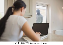 夜盜, 看, 婦女, 通過玻璃, 門