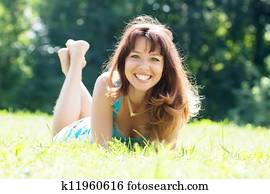 愉快的婦女, 在, 草