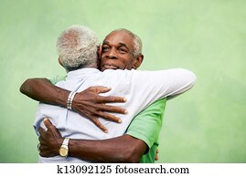 amigos velhos, dois, sênior, homens americanos africanos, reunião, e, abraçando