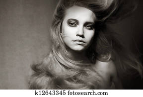 atraente, romanticos, menina, com, ventoso, cabelo, em, sombras