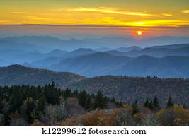 avenida cume azul, outono, pôr do sol, sobre, montanhas appalachian, camadas, coberto, em, folhagem baixa, azul, neblina