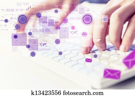 click!, hände, von, a, mann, auf, tastatur