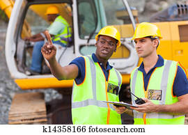 colegas trabalho, falando, em, local construção