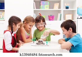 crianças, observar, um, laboratório ciência, projeto, casa