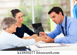 dermatologist, inspecting, senior, pacient, stiahnuť z kože