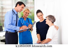 doutor masculino, escrita, médico, prescrição, para, sênior, paciente