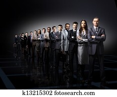 equipo negocio, formado, de, joven, hombres de negocios, posición, un, fondo oscuro