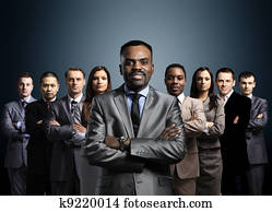 equipo negocio, formado, de, joven, hombres de negocios, posición, un, fondo oscuro