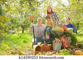 familia feliz, con, cosecha, en, jardín