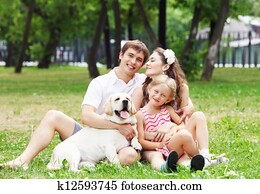 família feliz, tendo divertimento, ao ar livre