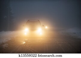 faróis, de, car, dirigindo, em, nevoeiro