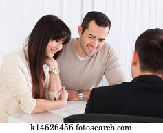 feliz, pareja joven, discutir, con, consultor