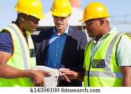 gerente, e, trabalhadores construção, examinando, um, tijolo