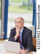 geschäftsmann, mit, laptop, sehen aufwärts, buero