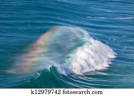 gigante, onda oceano, com, arco íris, em, pulverizador