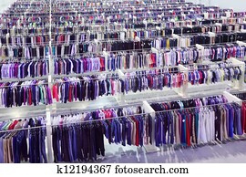 grande, tienda de ropa, muchos, filas, con, perchas, con, pantalones, y, camisetas, variedad, de, tamaños