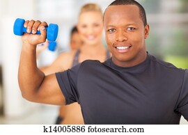 homem africano, exercitar, em, ginásio, com, dumbbell