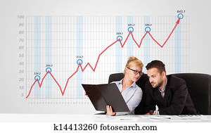 jung, geschäftsmann, und, geschäftsfrau, berechnend, stock market, mit, steigend, schaubild, in, dass, hintergrund