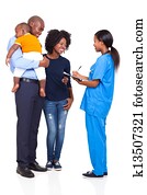 jung, weiblich, krankenschwester, plaudern, mit, afrikanisch, familie