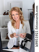 kunde, in, einzelhandelsgeschäft, lohnend, mit, kreditkarte