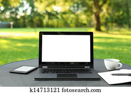 laptop, mit, leerer schirm, draußen