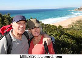 literárny opis, od, senior couple, prostredníctvom, hiking, deň